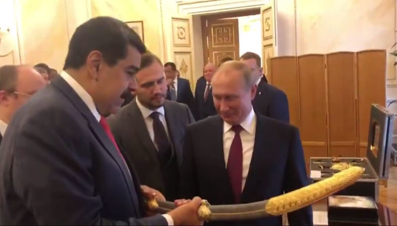 Video Tổng thống Venezuela tặng gươm quý cho Putin