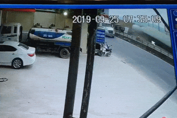 Video tàu hoả đâm nát ô tô tải, đứt văng 4 toa ở Nghệ An