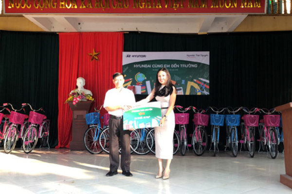 Hyundai Thái Nguyên tặng xe đạp cho HS nghèo vượt khó