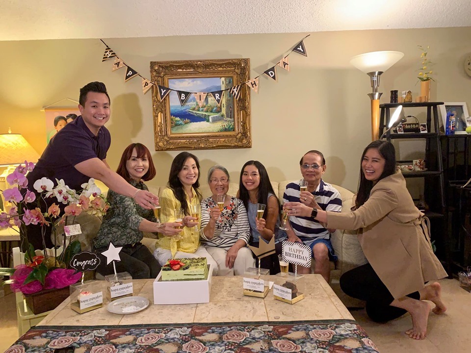 Vợ chồng con gái Hồng Vân tổ chức sinh nhật cho Hồng Đào ở Mỹ