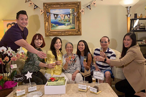 Vợ chồng con gái Hồng Vân tổ chức sinh nhật cho Hồng Đào ở Mỹ