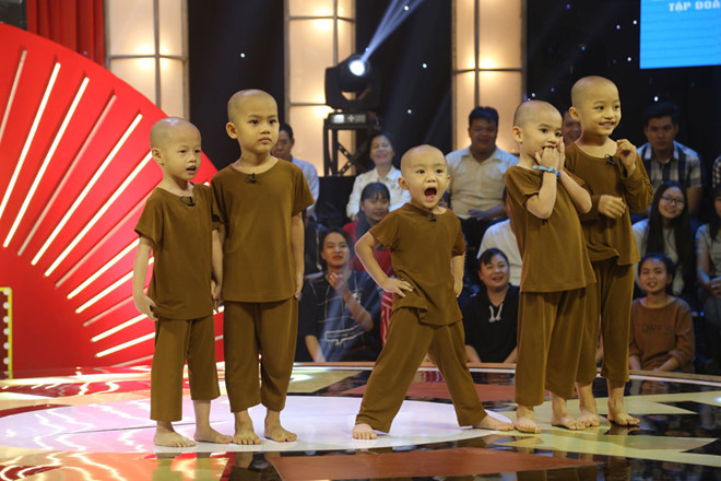 5 chú tiểu gây náo động