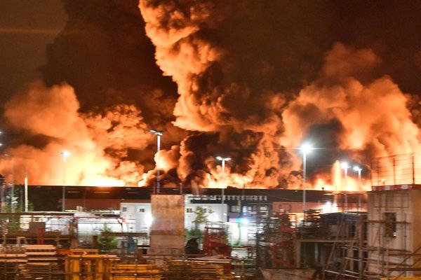 Nhà máy hóa chất Pháp cháy dữ dội, hơn trăm lính cứu hỏa ra sức dập