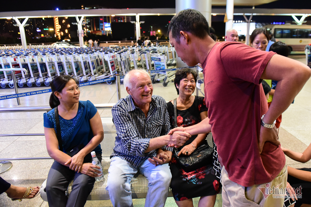 Nụ hôn chia tay người tình Việt 50 năm của cựu binh Mỹ trước khi lên máy bay