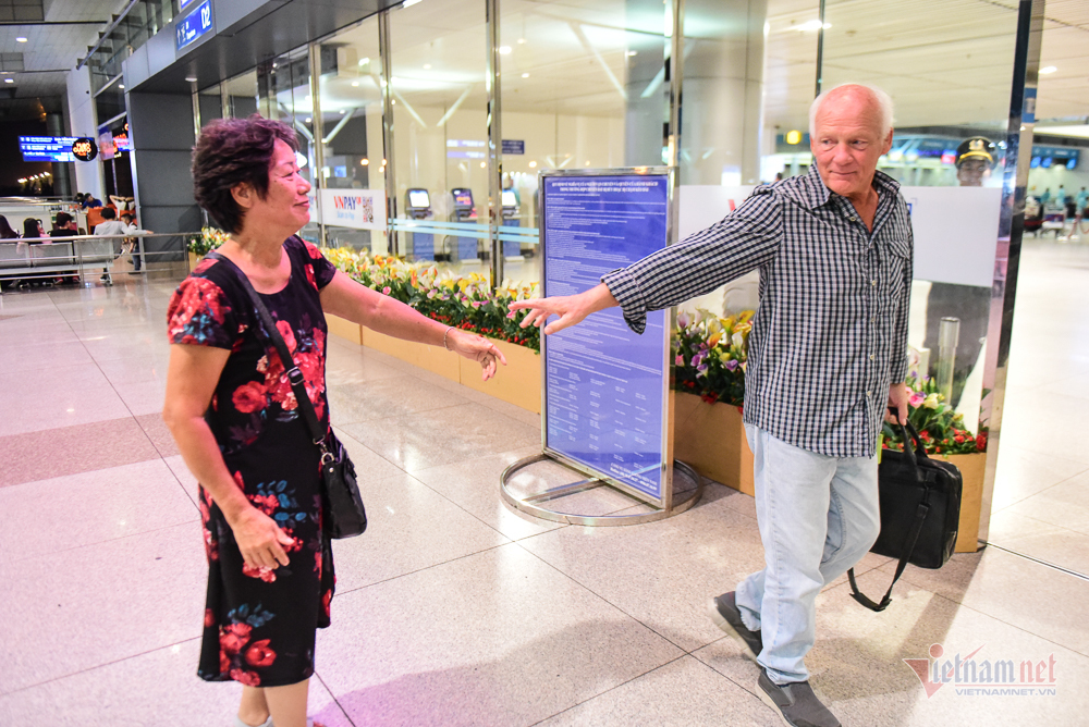 Nụ hôn chia tay người tình Việt 50 năm của cựu binh Mỹ trước khi lên máy bay
