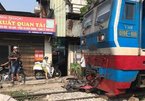 Cố vượt đường sắt, thanh niên Hà Nội bị tàu hỏa đâm chết