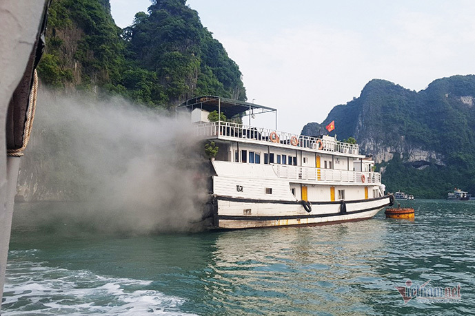 Chờ khách thăm hang Sửng Sốt, tàu bốc cháy nghi ngút trên vịnh Hạ Long