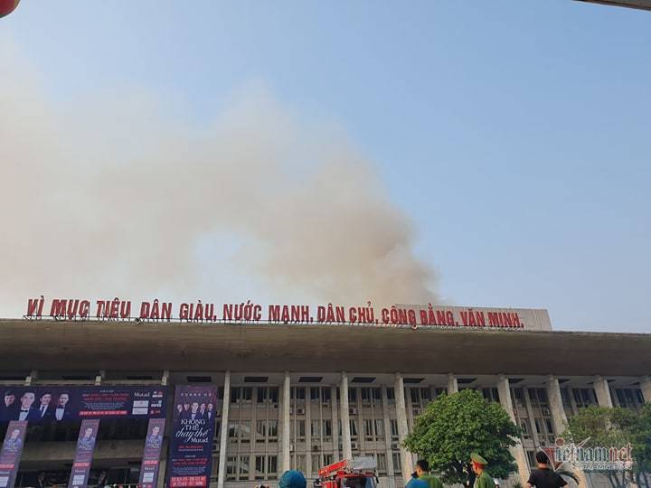 Cháy hội trường Cung văn hóa hữu nghị Việt Xô, khói đen cuồn cuộn