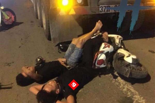 Xôn xao hình ảnh 2 thanh niên nằm vắt tay lên trán... ngủ say sưa giữa đường sau khi húc vào đuôi xe tải