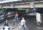 Hầm chui ngập nửa mét, nước lênh láng cản lối về của người Sài Gòn