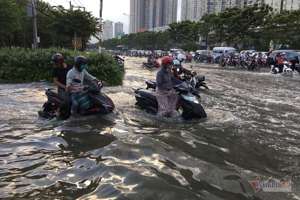 Triều cường chưa chạm đỉnh, người Sài Gòn đã bì bõm tìm đường về nhà