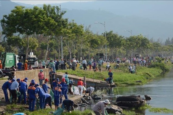 More than 2,000 people join beach cleaning in Da Nang
