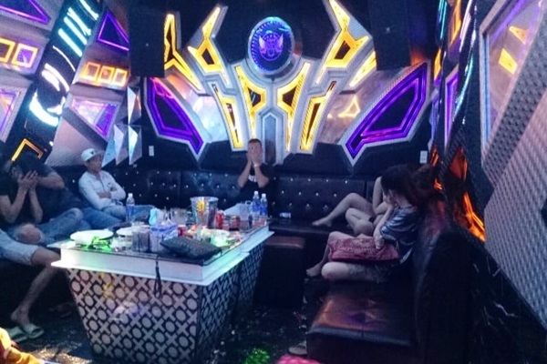 Bắt quả tang hàng loạt trai gái phê ma túy trong quán karaoke