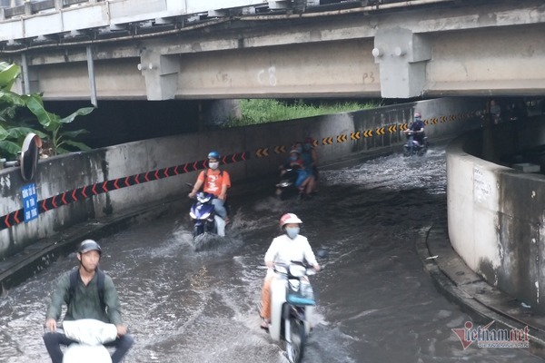 Ngập hầm chui nửa mét ở Sài Gòn, do rác gây nghẹt cửa xả