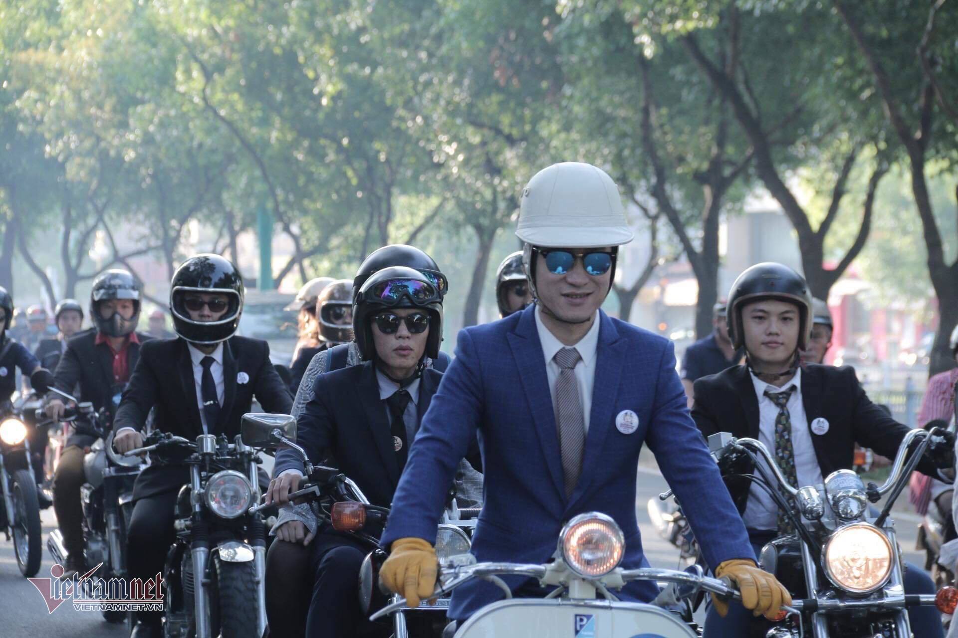 Những quý ông Sài Gòn lịch lãm cưỡi mô tô thu hút mọi ánh nhìn