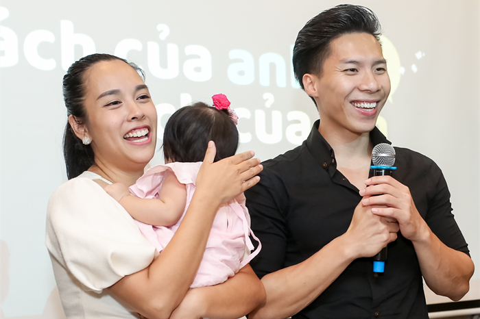 Bà xã Ngọc Mai 'phát điên' vì dạy Quốc Nghiệp hát