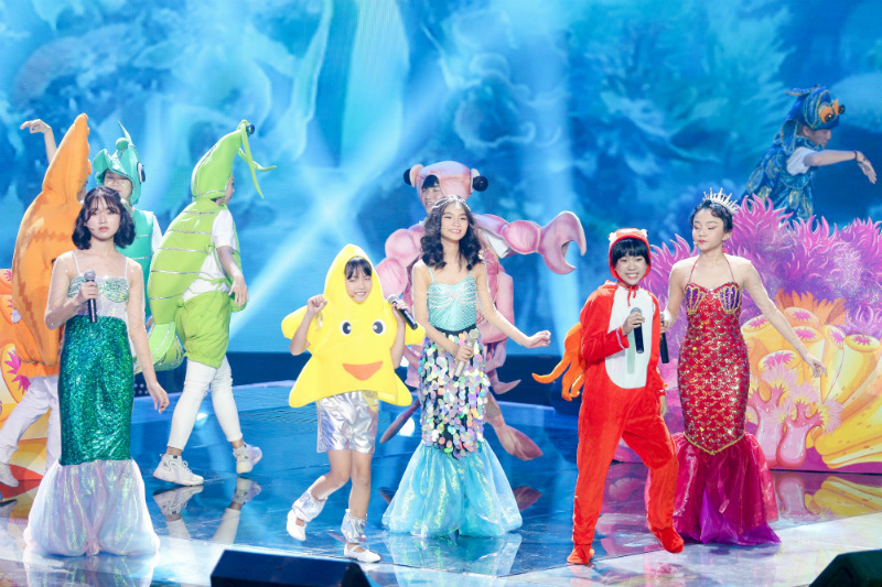 Dương Khắc Linh giả gái trên sân khấu The Voice Kids