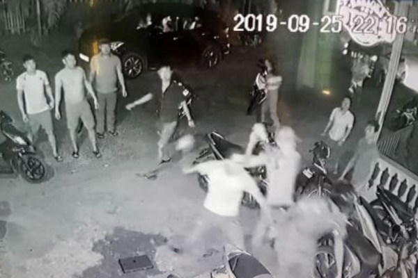 Nhóm côn đồ vây đánh 3 công an, cướp súng ở Kon Tum