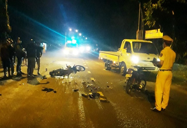 2 xe máy đối đầu, cụ ông 74 tuổi tử vong trong đêm ở Quảng Nam