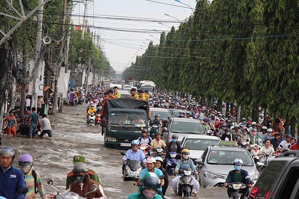 Cả dòng người cưỡi xe máy vượt biển nước Cần Thơ