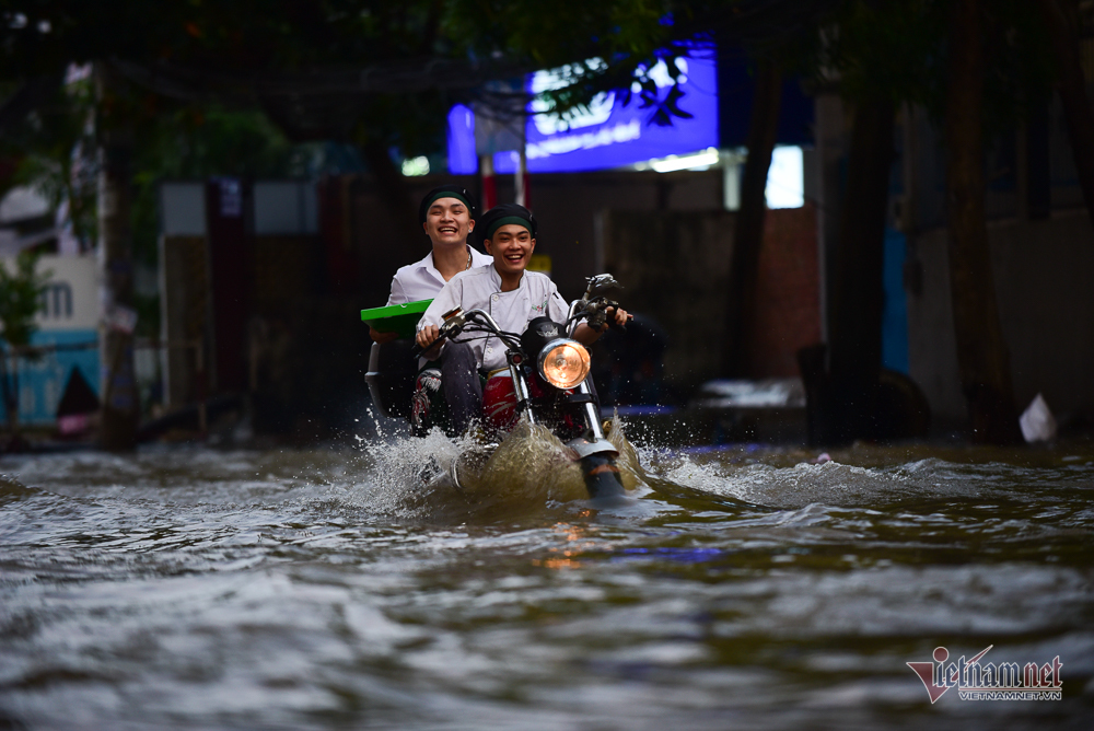 Ô tô tạo sóng, tóe nước kín người đi xe máy ở đỉnh triều cường Sài Gòn