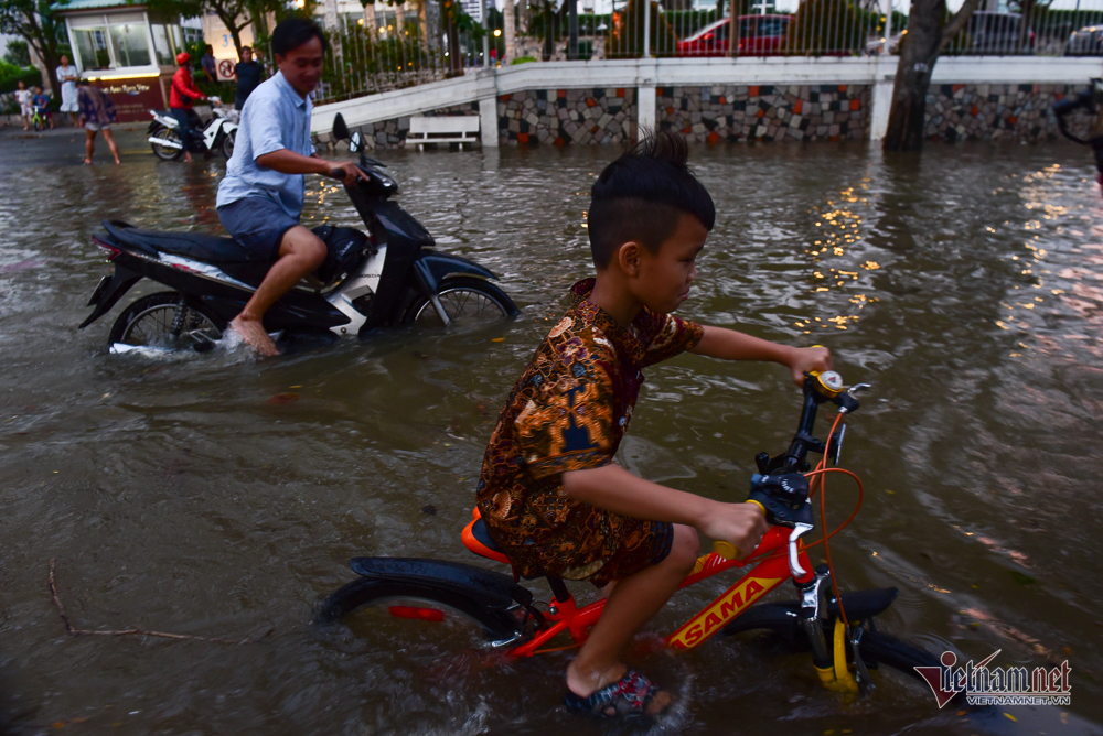 Ô tô tạo sóng, tóe nước kín người đi xe máy ở đỉnh triều cường Sài Gòn