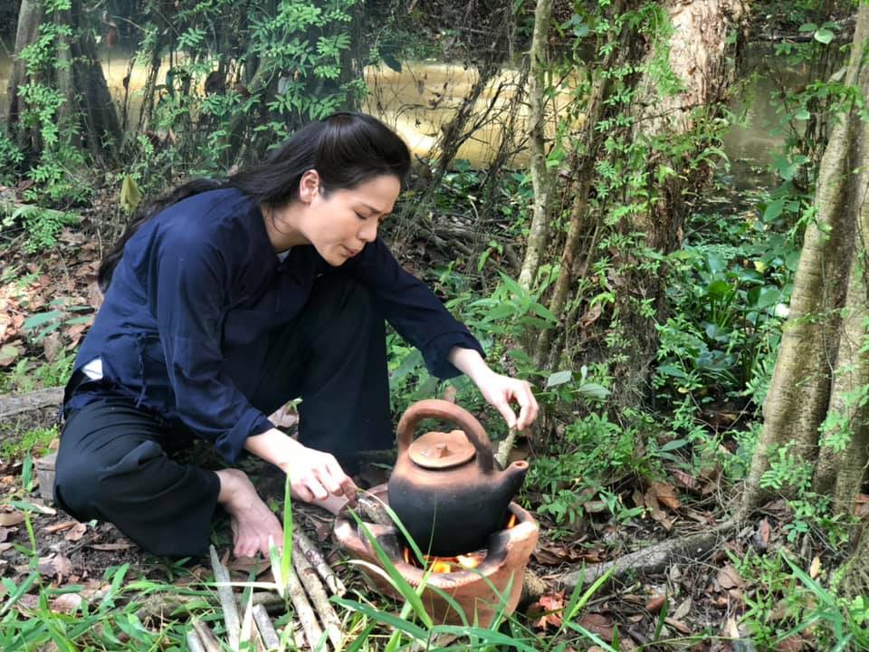 'Thị Bình' Nhật Kim Anh ăn cơm hàng cháo chợ, bầm dập vì phim