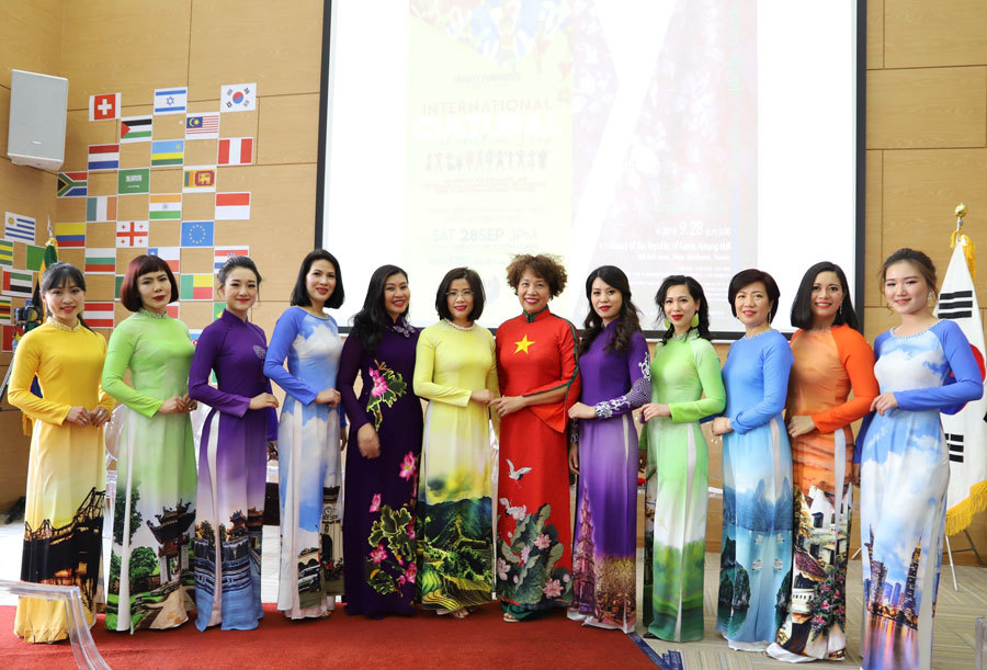 Tự hào áo dài Việt Nam trong ngày hội Di sản Văn hóa quốc tế tại Nam Phi