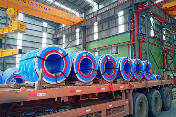 Tôn Pomina xuất khẩu lô hàng đầu tiên sau 2 tháng sản xuất