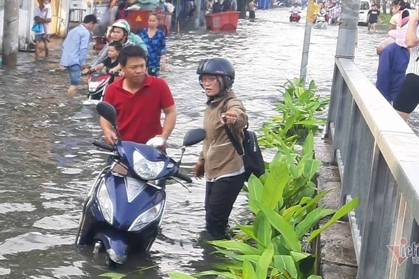 Nghe VietNamNet: Triều cường vỡ bờ bao 30m, nước bủa vây khu dân cư ở Sài Gòn