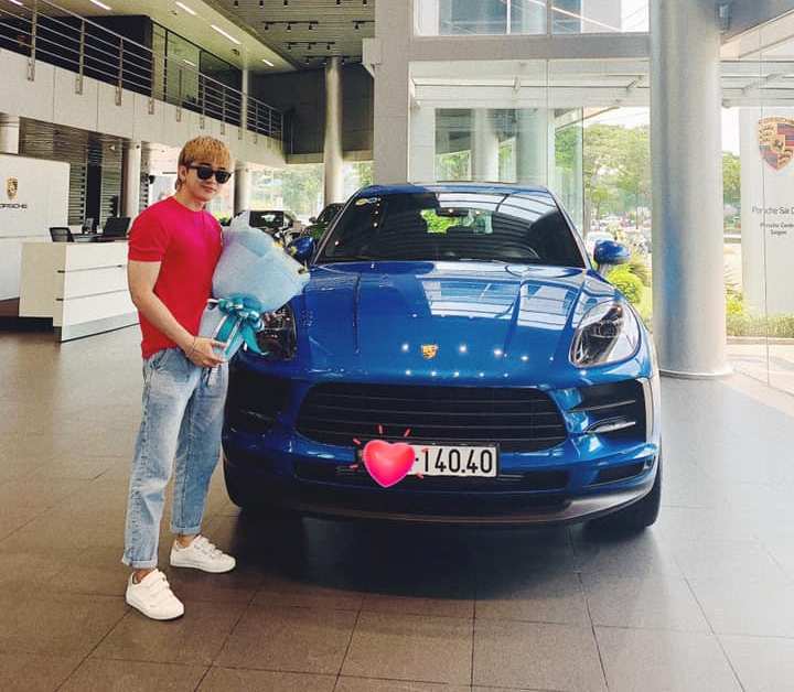 Ca sĩ Chi Dân khoe Porsche Macan tiền tỷ mới tậu