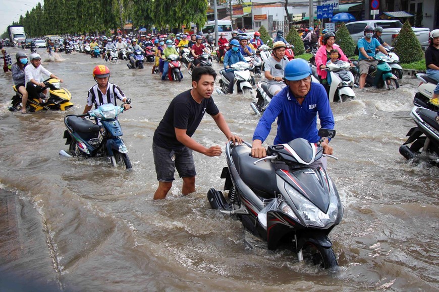 HCM City, Can Tho submerged by high tide