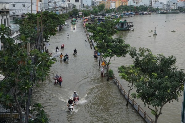 HCM City, Can Tho submerged by high tide