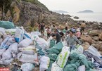 Da Nang: Youngsters join hand to collect trash on the beach