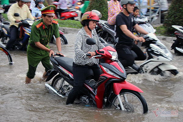 Công an Cần Thơ gò lưng giúp dân đẩy xe chết máy trong biển nước