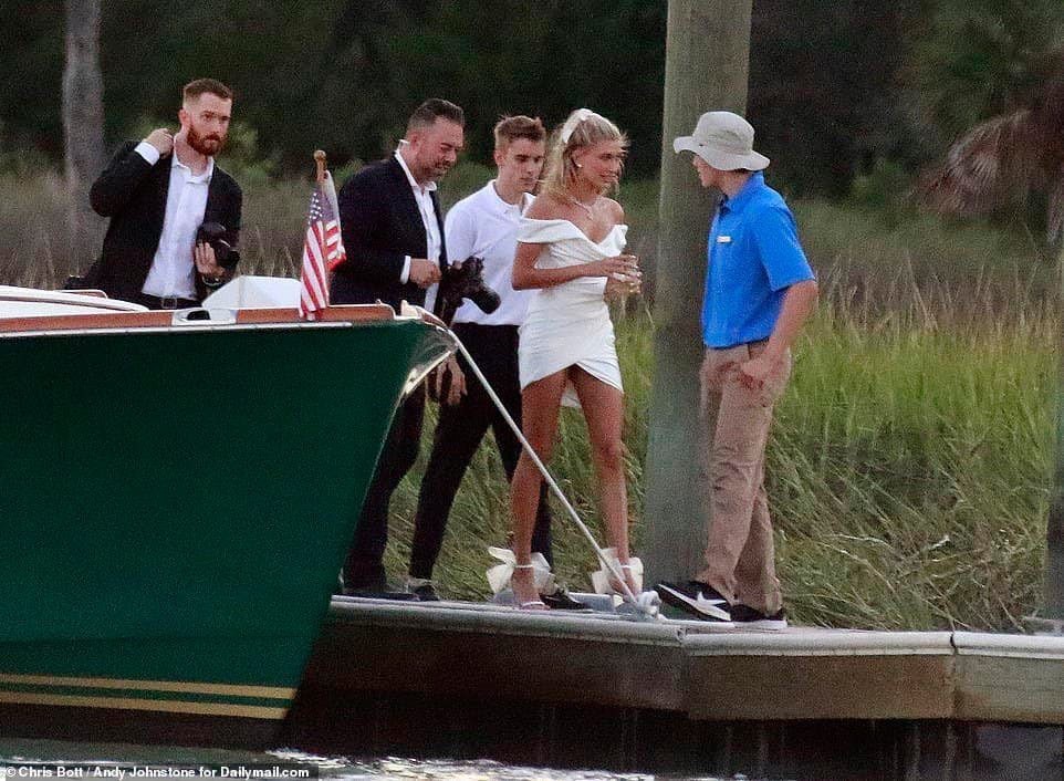 Justin Bieber và Hailey Baldwin chính thức là vợ chồng sau 4 lần hoãn cưới