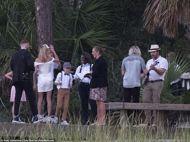 Justin Bieber và Hailey Baldwin chính thức là vợ chồng sau 4 lần hoãn cưới