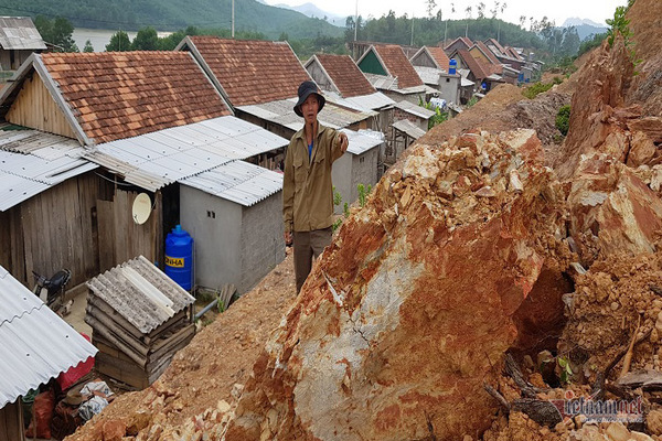 Dân ngập lụt ở Quảng Bình được di dời... lên vùng sạt lở