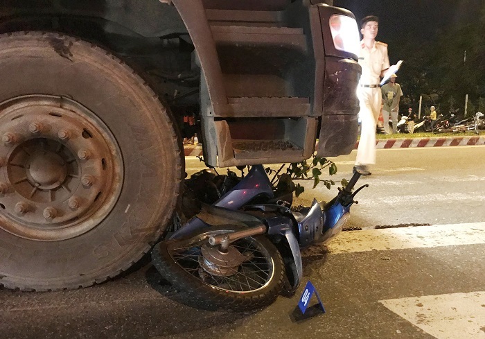 Quay đầu xe máy, người đàn ông bị xe tải cán chết ở Đà Nẵng