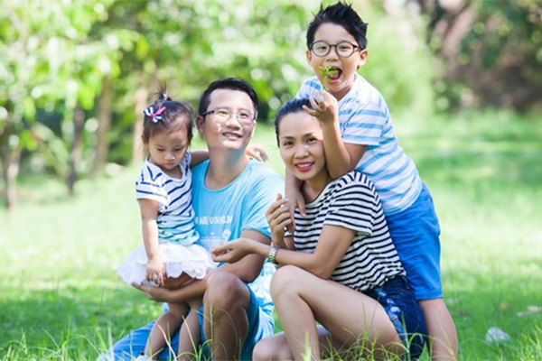 Hoàng Bách hào hứng huấn luyện cầu thủ nhí khi vợ vừa sinh con thứ 3