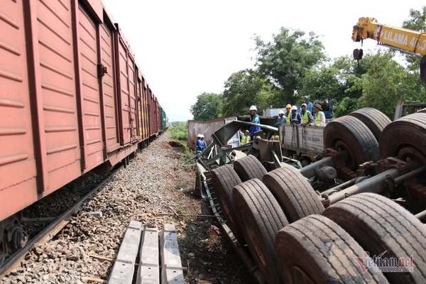 Tàu hỏa hất tung xe container cố vượt đường ray, trăm hành khách khiếp vía