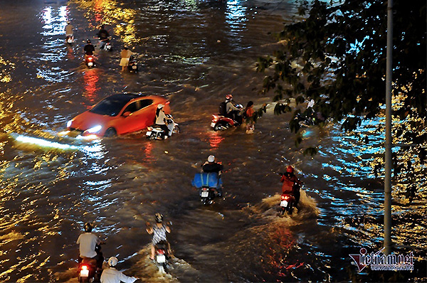 Nước đen kịt từ cống trào lên khắp nơi, triều cường Sài Gòn lập kỷ lục mới