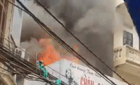 Nhà 4 tầng bán chăn ga trong ngõ Hà Nội bốc cháy ngùn ngụt