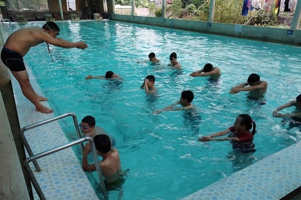 Thầy giáo dạy bơi miễn phí cho học sinh
