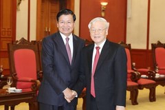 Vietnam's top leaders welcome Lao PM in Hanoi