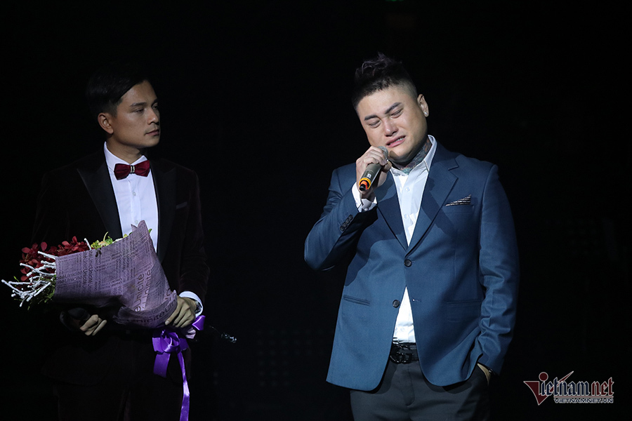 Vũ Duy Khánh khóc không ngớt trong liveshow riêng