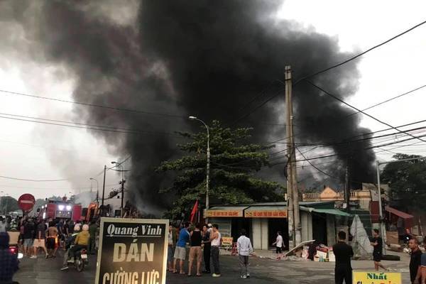 '. Cháy chợ trong đêm, 400 ki ốt ở Thanh Hóa bị thiêu rụi .'