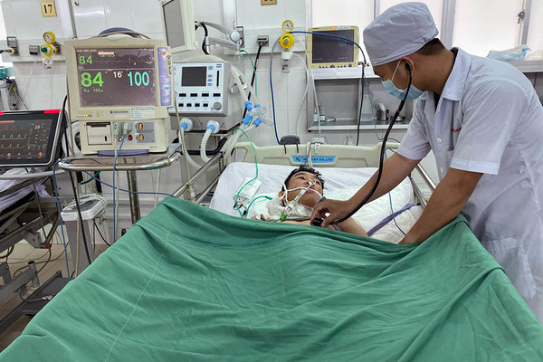 Hai bệnh viện báo động đỏ phối hợp cứu sống bé trai ngưng tim một cách kỳ diệu