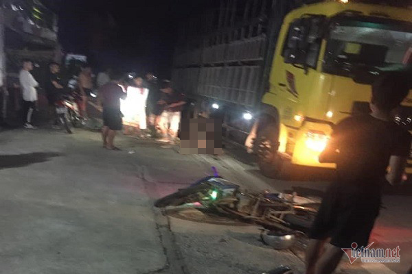 Tông vào xe tải đỗ bên đường, 3 người họ hàng ở Hà Tĩnh tử vong