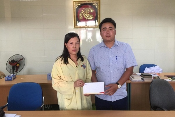 Trao hơn 26 triệu đồng tấm lòng bạn đọc giúp đỡ em Trần Bá Quốc Dũng bị ung thư